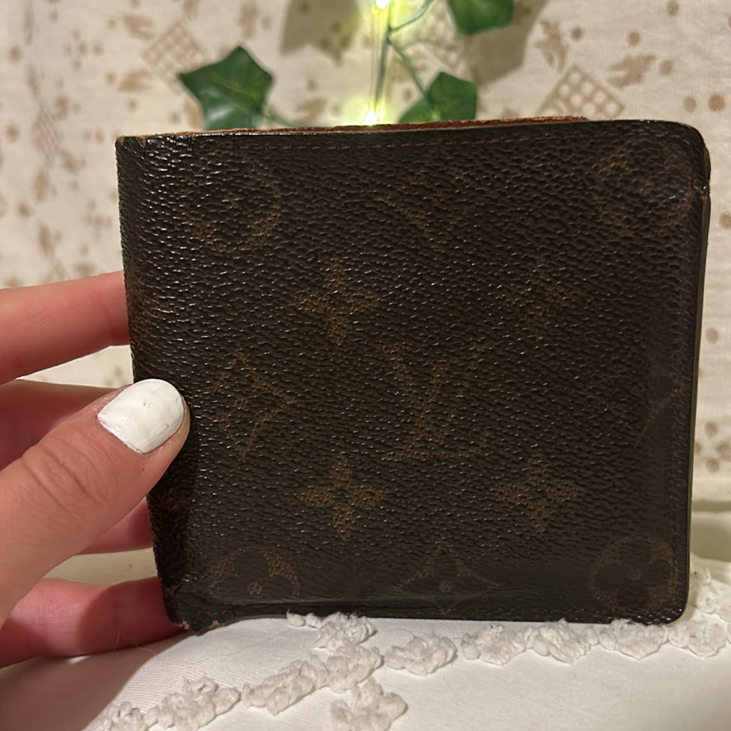 Authentic Vintage Louis Vuitton Monogram Leather Bifold Wallet Authentic Vintage Louis Vuitton Monogram Leather Bifold Wallet
